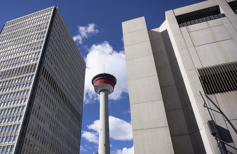  a Calgary Tower felhőkarcolókon keresztül néz