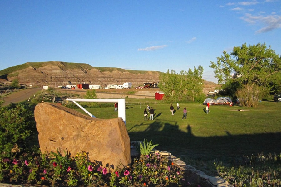 People play games at Dinosaur Trail RV Park