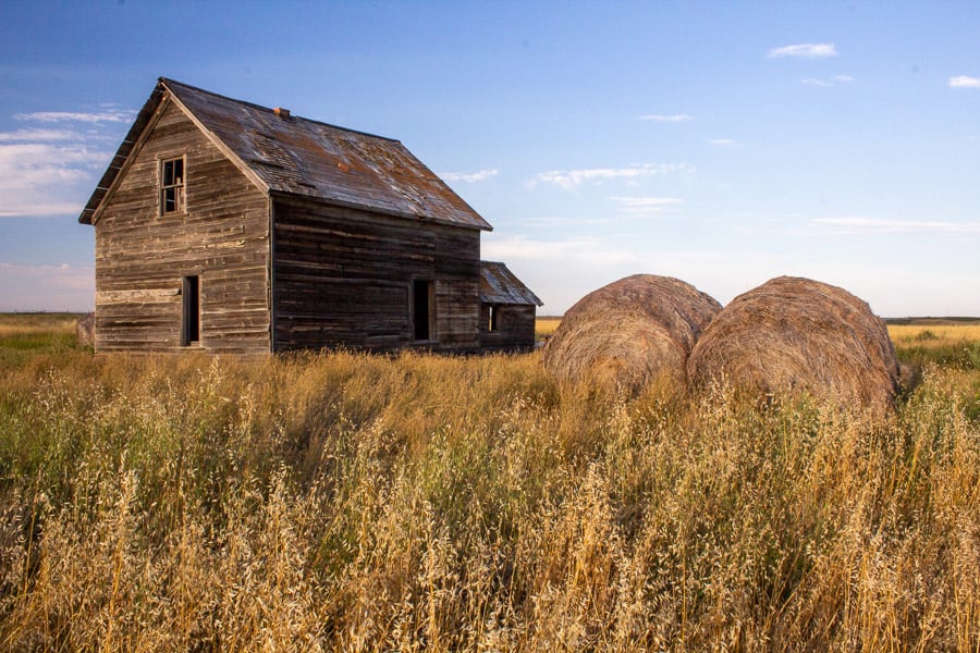 A barn along the way to Lethbridge.