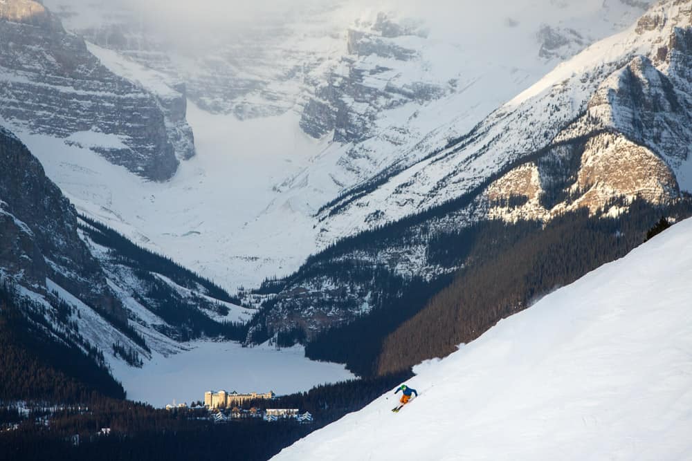  Utsikt Over Lake Louise fra et skiløpers perspektiv.