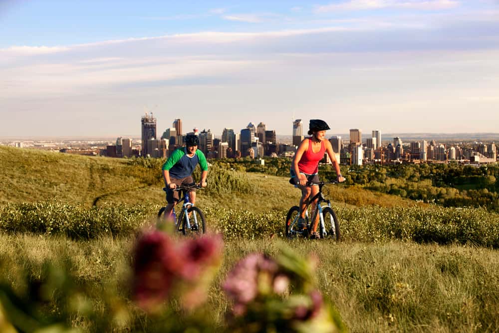  mountainbikecyklister i Nosehill Park i Calgary