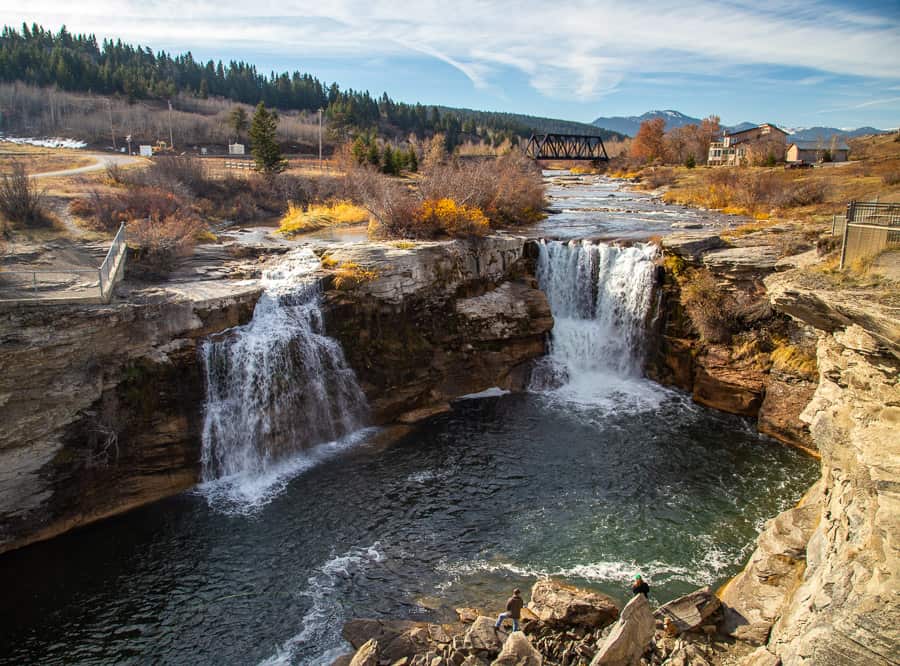 View of Lundbreck Falls - a picturesque waterfall in Alberta.