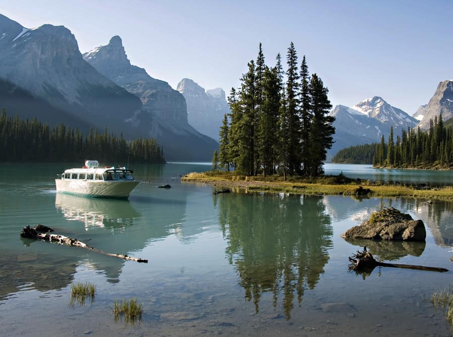 The Maligne Lake Boat Tour to Spirit Island