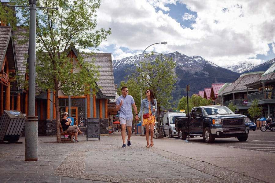 A couple enjoys an ice cream while shopping in the Jasper downtown.