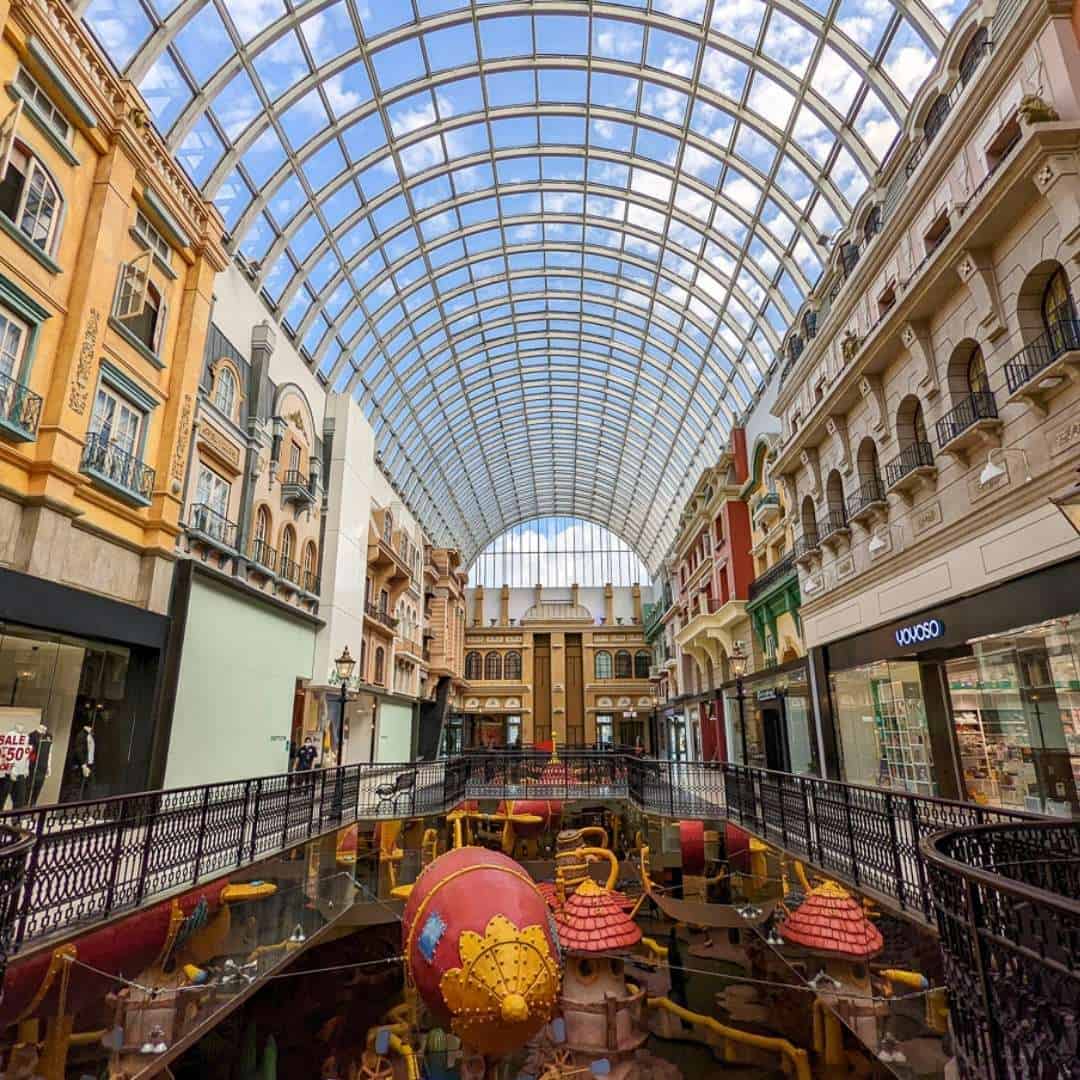 West Edmonton Mall - Largest shopping and entertainment complex in Canada 