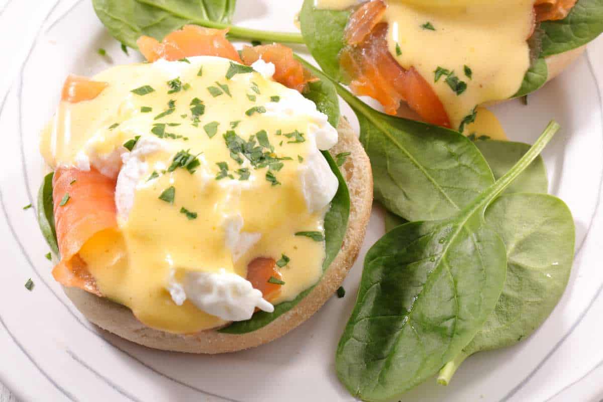 Smoked salmon eggs benedict